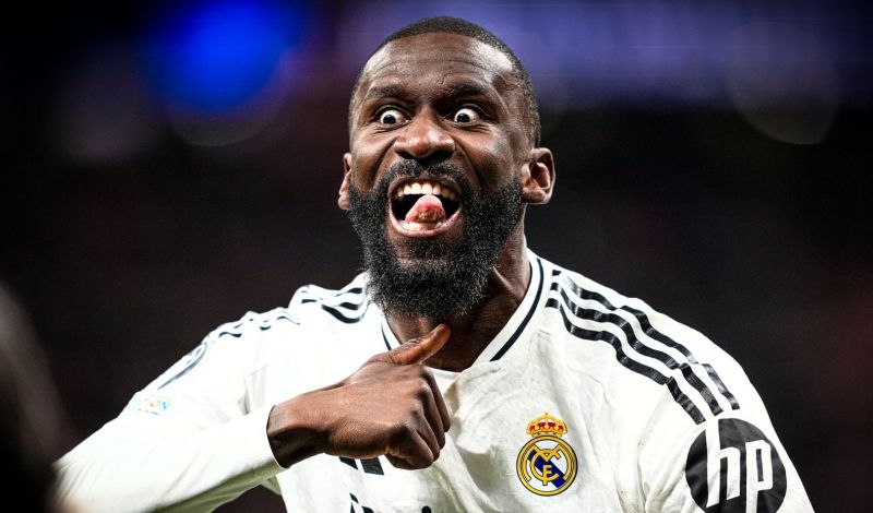 Antonio Rüdiger là trung vệ người Đức nổi bật với lối chơi mạnh mẽ và tốc độ ấn tượng